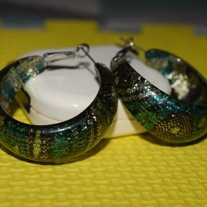 GORGEOUS EARRINGS GREEN COLOR RING SHAPE